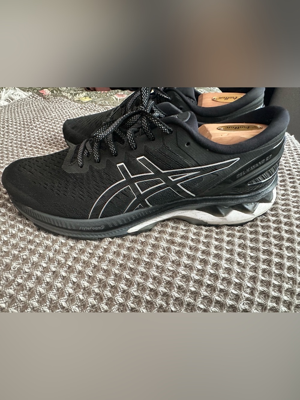 Asics Men's Black Athletic Running Shoes with Silver Accents - Gel Kayano 27